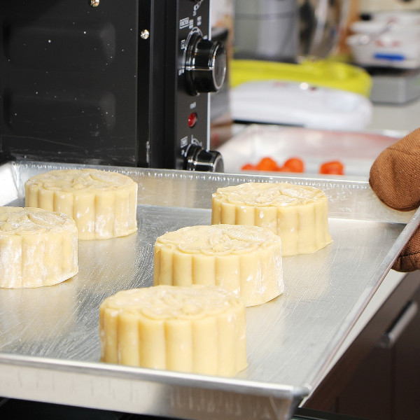 Ways to reduce waste is to stop using disposable baking trays